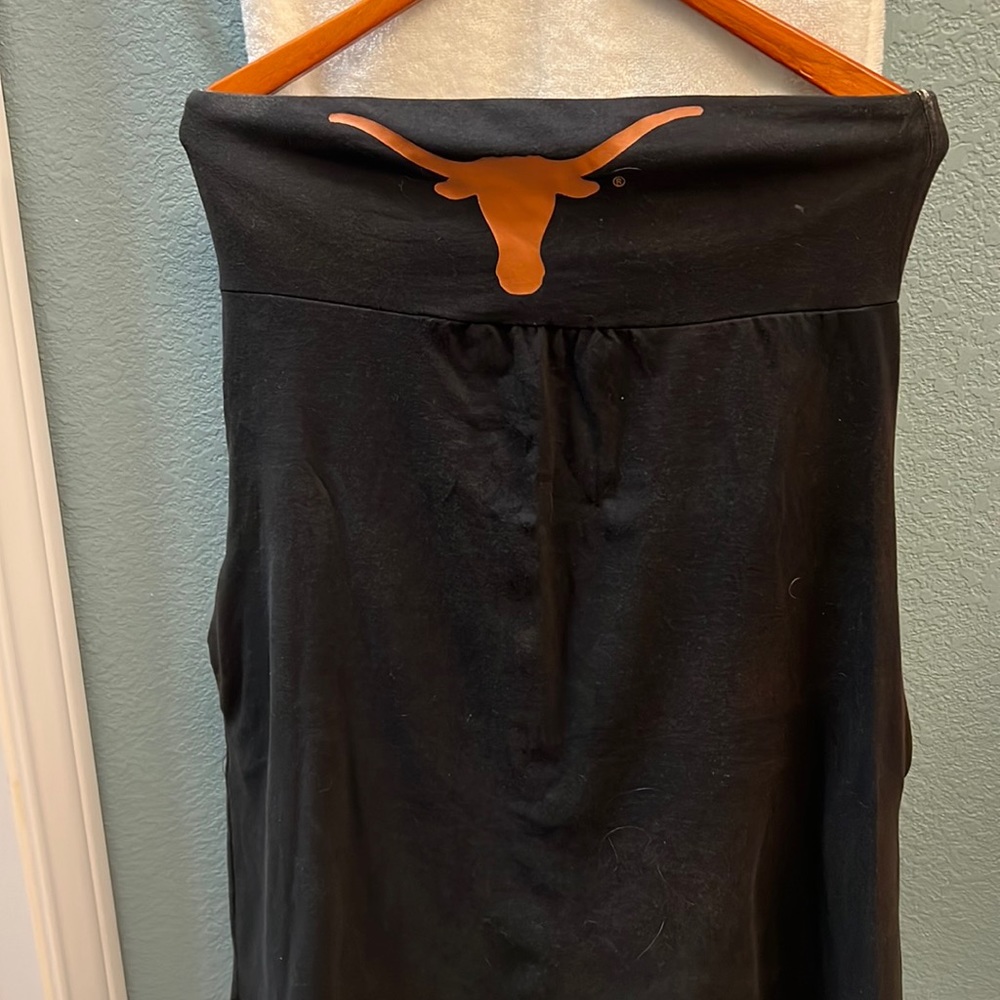 Ladies UT strapless dress.